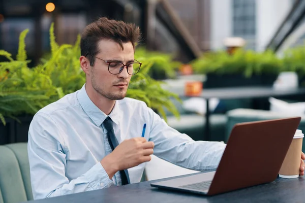 Joven Hombre Negocios Guapo Utilizando Ordenador Portátil Terraza — Foto de Stock