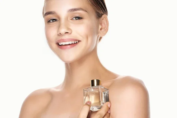 Portret Młodej Pięknej Kobiety Butelką Perfum Odizolowany — Zdjęcie stockowe