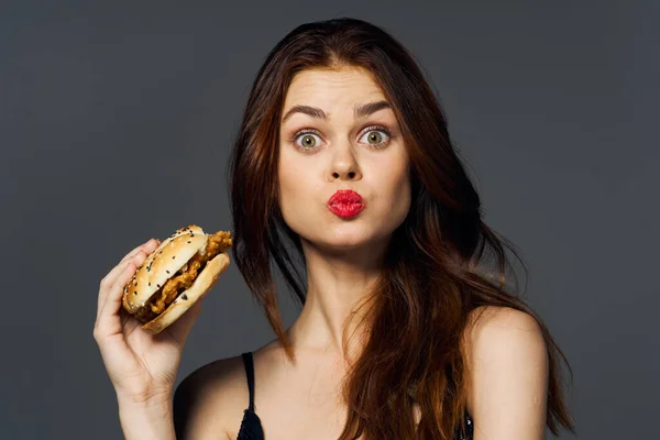 Hamburgerli Genç Güzel Bir Kadın Stüdyo Çekimi — Stok fotoğraf