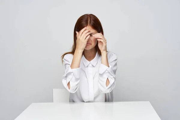 Jovem Bela Empresária Sentada Mesa Chorando — Fotografia de Stock