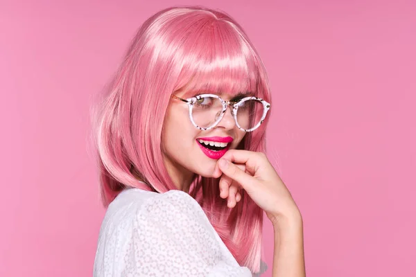 Mujer Joven Peluca Rosa Gafas Estudio Sobre Fondo Rosa — Foto de Stock