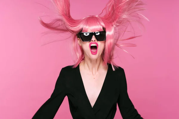 Piękna Kobieta Różowej Peruce Okularach Przeciwsłonecznych Dmuchającymi Włosami Różowym Tle — Zdjęcie stockowe