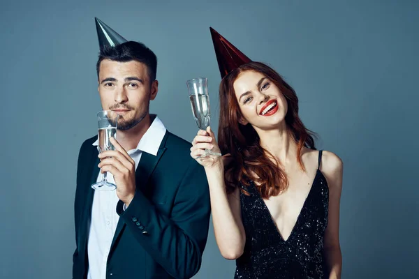 Jeune Beau Couple Célébrant Nouvel Avec Champagne Sur Fond Gris — Photo