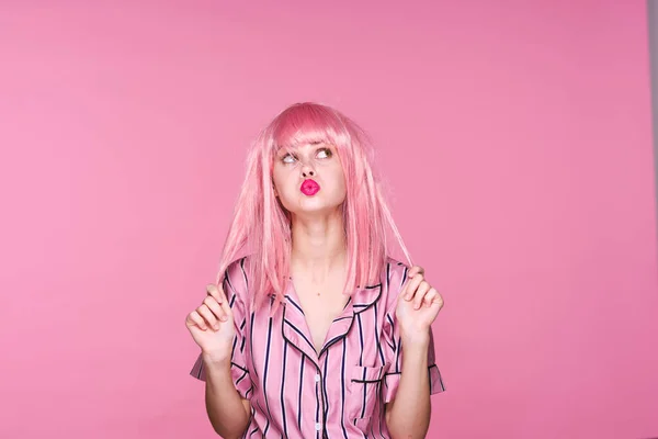 若いです女性でピンクウィッグ上のスタジオでピンクの背景 — ストック写真