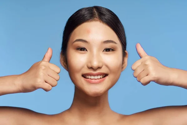 Portret Van Mooie Aziatische Vrouw Met Duimen Omhoog Geïsoleerde Achtergrond — Stockfoto