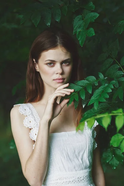 Junge Schöne Frau Posiert Garten — Stockfoto