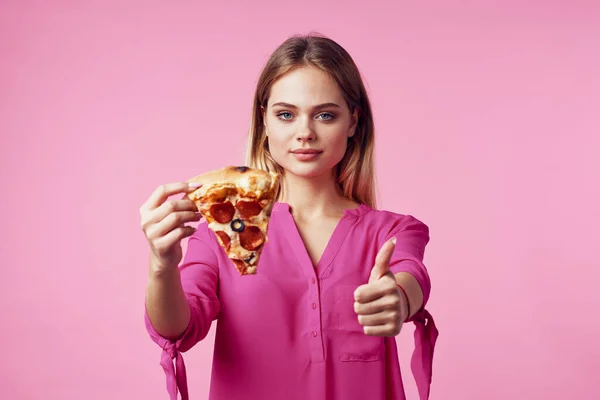 Bela Mulher Com Pizza Mostrando Polegar Para Cima Fundo Isolado — Fotografia de Stock