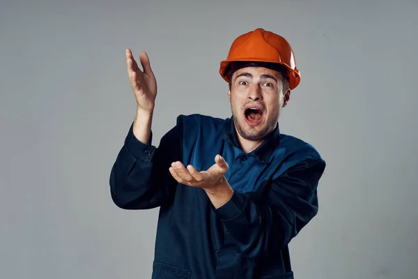 Studioaufnahmen Industriearbeiter Mit Orangefarbenem Helm Ist Sehr Überrascht — Stockfoto