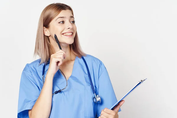 Grabado Estudio Enfermera Joven Pensando Fondo Blanco —  Fotos de Stock