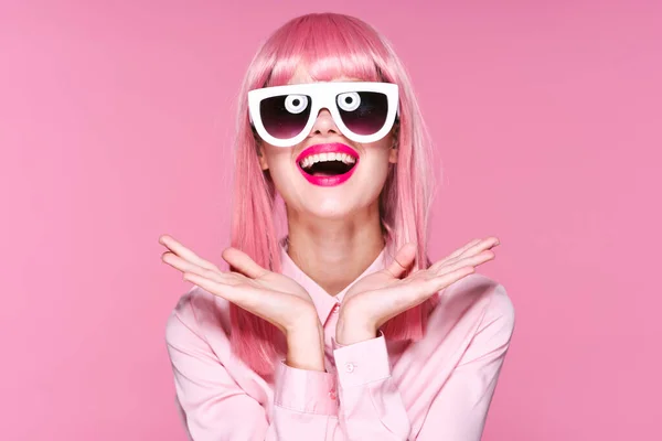 Zaskoczona Kobieta Różowej Peruce Okularach Przeciwsłonecznych Różowym Tle — Zdjęcie stockowe