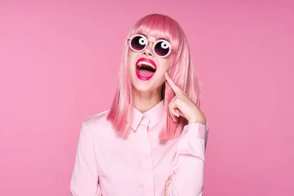 Joven Hermosa Mujer Peluca Rosa Gafas Sol Sobre Fondo Rosa — Foto de Stock