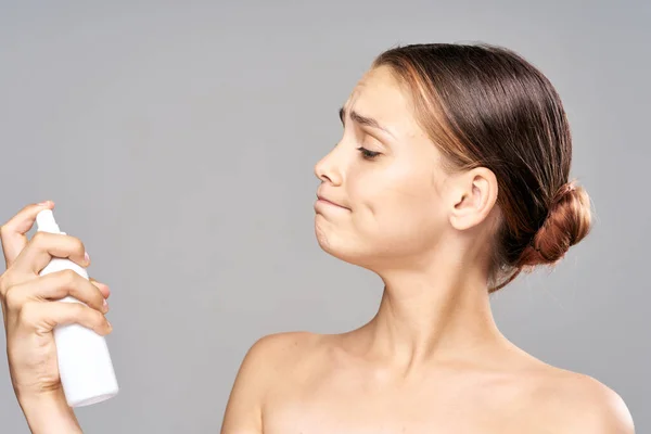 Bela Mulher Segurando Produto Beleza Fundo Isolado — Fotografia de Stock