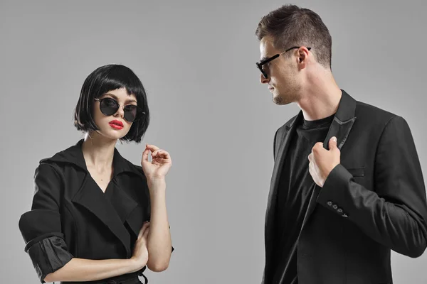 Jovem Casal Bonito Preto Posando Estúdio — Fotografia de Stock