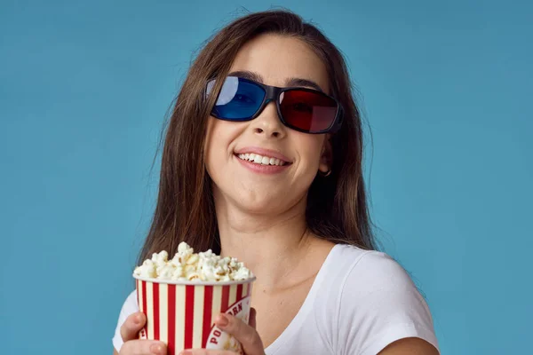 Junge Schöne Frau Mit Popcorn Auf Blauem Hintergrund — Stockfoto