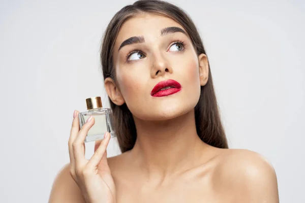 Retrato Joven Hermosa Mujer Con Botella Perfume Aislado — Foto de Stock