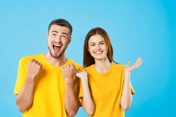 Surpreso Jovem Mulher Homem Fundo Azul — Fotografia de Stock