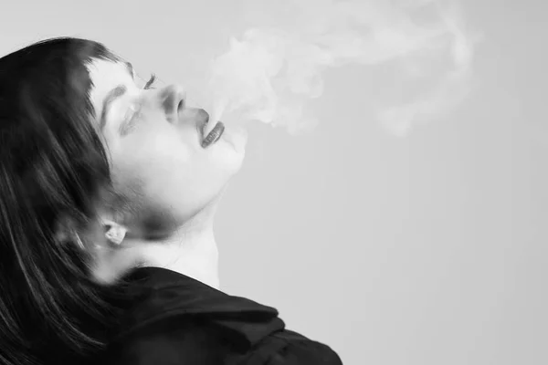 Πορτρέτο Της Νεαρής Όμορφης Γυναίκας Κάπνισμα — Φωτογραφία Αρχείου