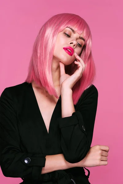 Νεαρή Όμορφη Γυναίκα Ροζ Περούκα Που Κοιτάζει Κάτω Ροζ Φόντο — Φωτογραφία Αρχείου