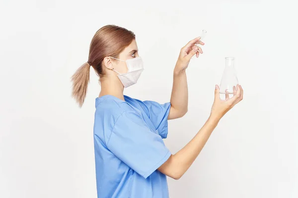 Hochwertiges Foto Ärztin Trägt Maske Isoliert Auf Weißem Hintergrund — Stockfoto