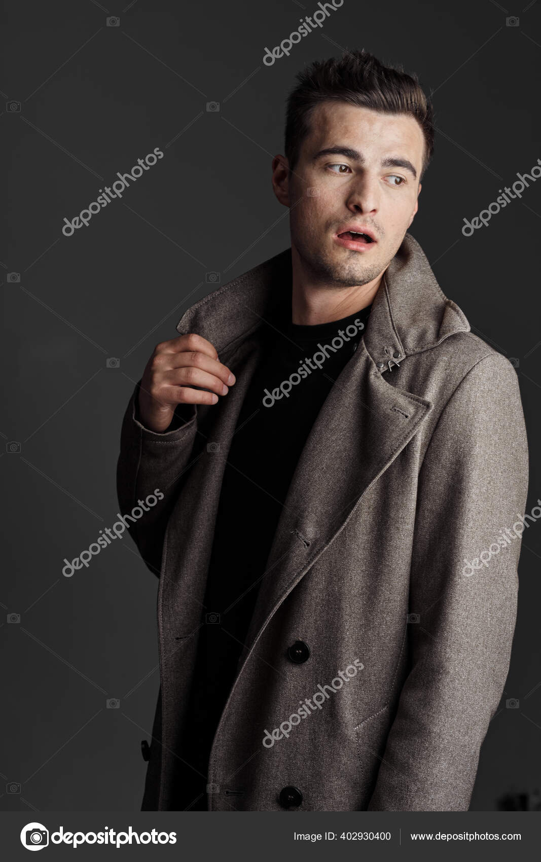 Portrait Jeune Homme Beau Manteau Sur Fond Sombre image libre de
