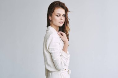 Soyutlanmış arka planda poz veren güzel bir kadın.