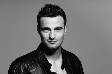  Genç yakışıklı adam, siyah beyaz 