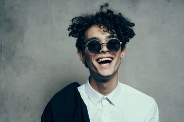   Stüdyoda güneş gözlüklü genç yakışıklı iş adamı                              