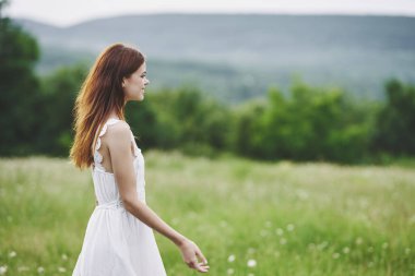 Kırsalda poz veren güzel bir kadın. 