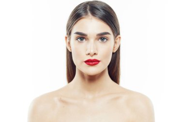 İzole edilmiş arka planda poz veren güzel bir kadının portresi. 