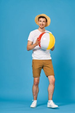 Stüdyoda poz veren genç adam. 