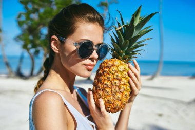 Ananaslı beyaz mayo giymiş bir kadın. Yüksek kalite fotoğraf