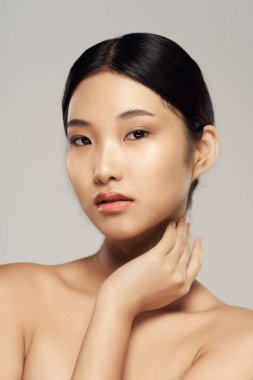 Stüdyoda yalnız yaşayan güzel Asyalı kadın.