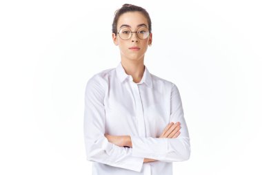 Stüdyoda poz veren genç iş kadını.