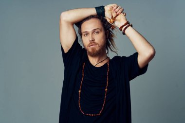 Genç anne stüdyoda poz veriyor.