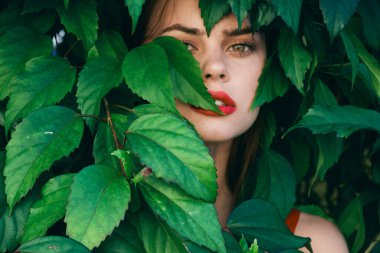 Bahçede poz veren güzel bir kadın.                          