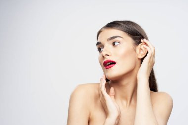 İzole edilmiş arka planda poz veren güzel bir kadının portresi. 