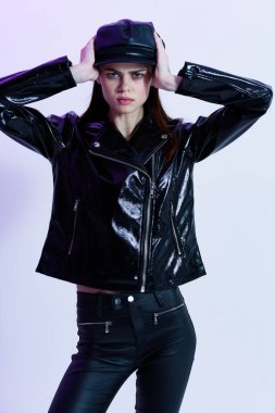  Stüdyoda poz veren ceketli güzel bir kadın.                