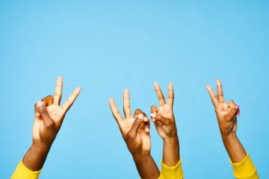 Genç Afrikalı çift stüdyoda parmaklarını gösteriyor.  