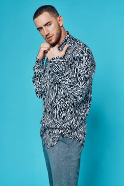 Stüdyoda poz veren genç, yakışıklı bir adam.