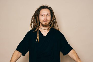 Genç anne stüdyoda poz veriyor.