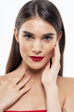 Stüdyo çekimi. Beyaz arka planda gülümseyen güzel bir kadın. 