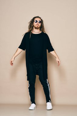 Genç anne stüdyoda poz veriyor.