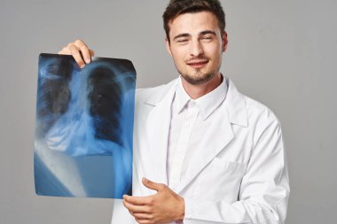 Stüdyo çekimi. Geçmişinde röntgen olan genç bir doktor. 