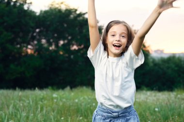 Güzel tatlı kız sahada eğleniyor.