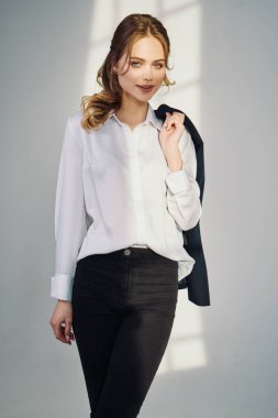 Stüdyoda kameraya bakan genç ve güzel iş kadınının portresi. 