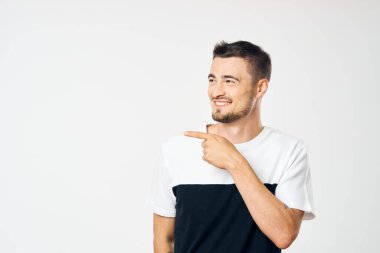 Beyaz arka planda izole edilmiş genç bir adam 