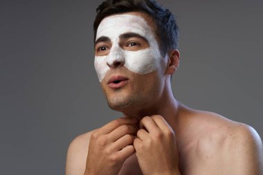 Yüzüne maske takan genç bir adam. Stüdyo çekimi