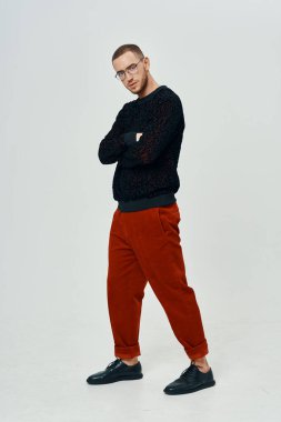 Stüdyoda poz veren genç, yakışıklı bir adam.