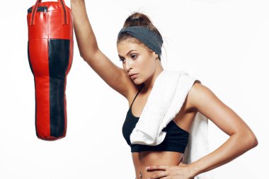 Genç sporcu bayan boksör stüdyoda.