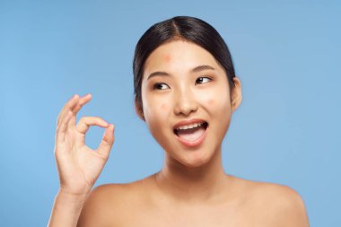 Asyalı güzel bir kadının portresi izole edilmiş görünüyor.  